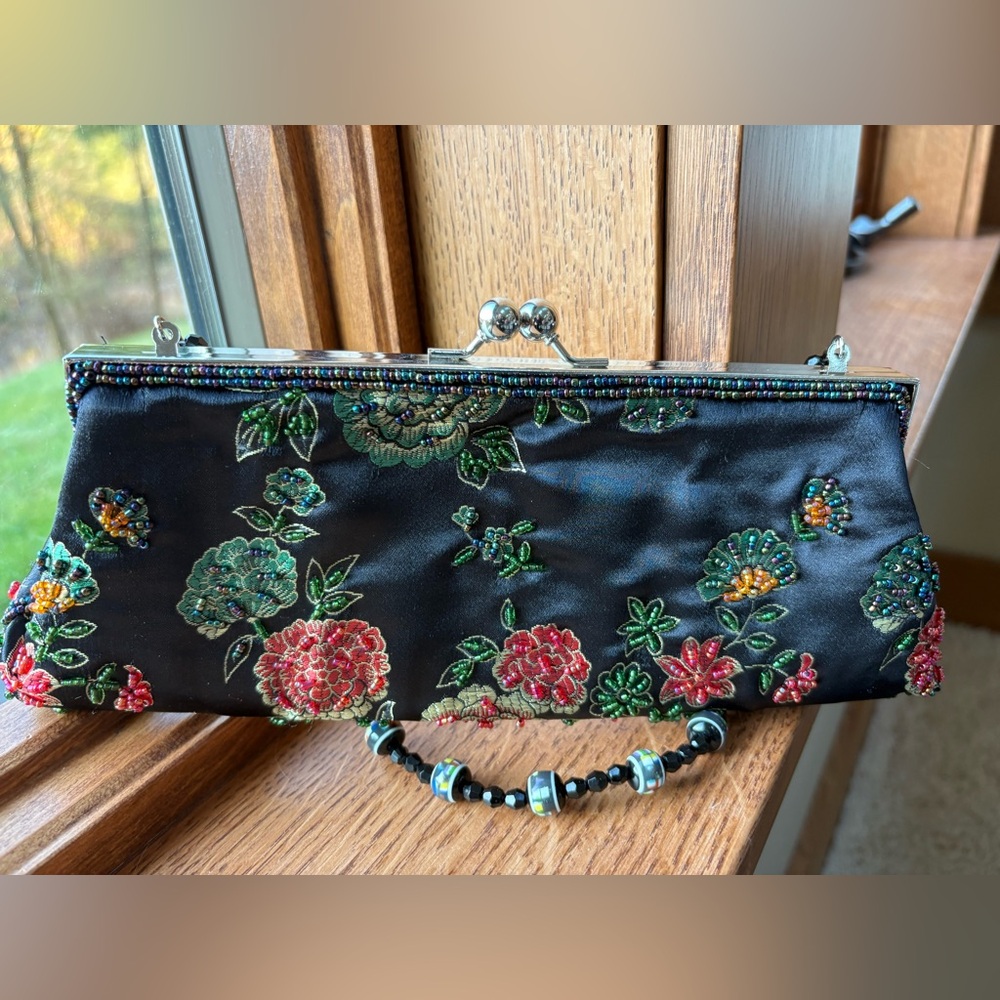 NWOT Georgiou Studio Purse Beaded Clutch Floral Embroidered ❤️🖤 Strap Kisslock